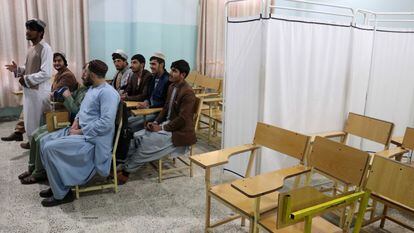Kandahar (Afghanistan), 21/12/2022.- Students take classes next to empty seats reserved for female students at Mirwais Neeka Institute of Higher Education in Kandahar, Afghanistan, 21 December 2022. The ruling Taliban has banned women from attending university in Afghanistan, according to an order issued on 20 December 2022. After regaining power, the Taliban initially insisted that women's rights would not be hindered, before barring girls over the age of 12 from attending school earlier this year. The UN envoy to that country, Roza Otunbayeva, once again condemned the closure of secondary schools for girls, a move which she said would mean there would be no more female students eligible for university within two years. (Afganistán) EFE/EPA/STRINGER
