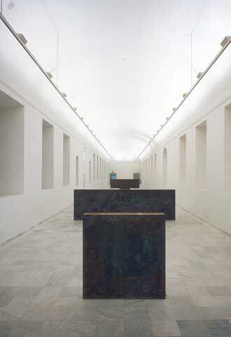 Fotografía sin datar de la escultura <i>Equal Parallel / Guernica-Bengasi</i> (1986), de Richard Serra, en el Museo Nacional Centro de Arte Reina Sofía de Madrid.