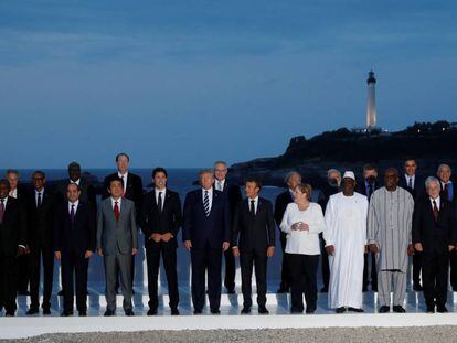 Foto de familia de los líderes del G7 y de los invitados a la cena de la cumbre en Biarritz (Francia). En vídeo, sesión de trabajo del domingo.