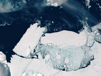 A la izquierda, el iceberg desprendido en la Antártida.