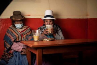 Mujeres tomando chicha de jora en el interior de la picantería Las Morenitas, a las afueras de la ciudad de Cuzco.