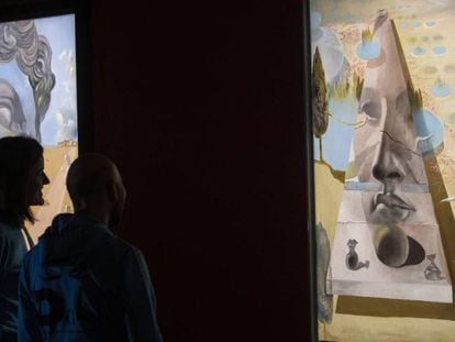 Una pareja visita la exposición 'Dalí, arte mágico', este lunes en Moscú. En vídeo, así es la muestra.
