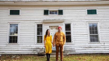 Elizabeth y Ethan Finkelsteinn, creadores de la plataforma Cheap Old Houses, en el viejo caserón de la abuela de ella que ambos reformaron.
