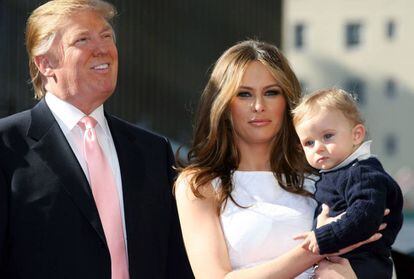 El matrimonio Trump, con su hijo Barron.