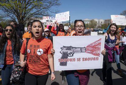 Un grupo de alumnos se manifiesta este viernes contra las armas junto al Capitolio, en Washington