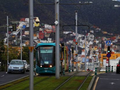 El tranvía que une Santa Cruz y La Laguna, en Tenerife. 