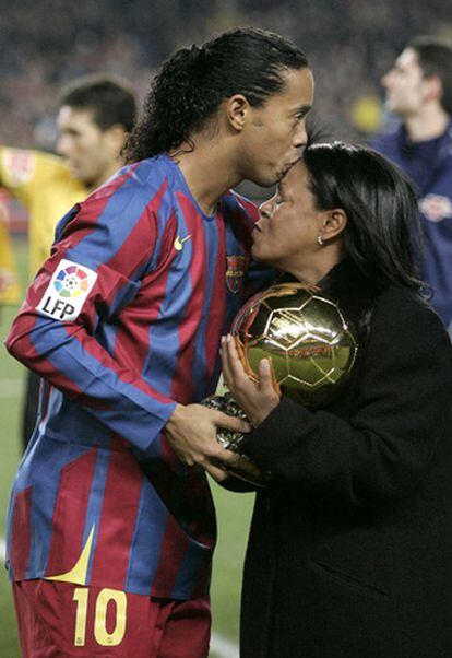 Ronaldinho recibe el Balón de Oro de manos de su madre.