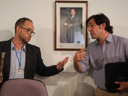 Serafín Faraldos (con el bastón de mando) dialoga con el alcalde saliente de Ciudadanos durante el pleno que aprobó la moción de censura en 2017.