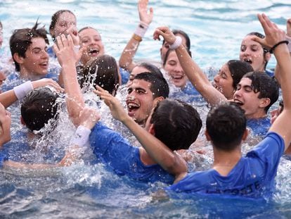 Carlos Alcaraz se baña en la piscina del RCTB con los recogepelotas del torneo de Barcelona.