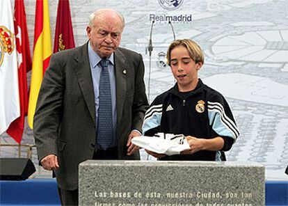 Di Stéfano y Daniel Carvajal, alevín del equipo de fútbol, durante el acto de colocación de la primera piedra de la Ciudad Deportiva del Madrid.

 / U. MARTÍN
