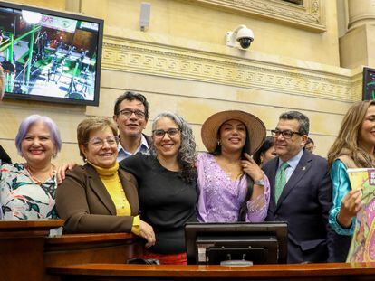 La ministra del Trabajo, Gloria Inés Ramírez, celebra con senadores del Pacto Histórico.