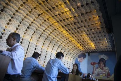 Interior del restaurante de Paco Roncero Estado Puro, obra del equipo de arquitectos James & Mau.