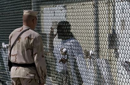 Un guardia habla con un preso en el Campo 1 de Guantánamo.