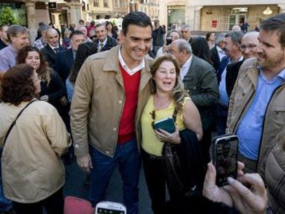 El secretario general del PSOE, Pedro S&aacute;nchez, este viernes, en el centro de Teruel.