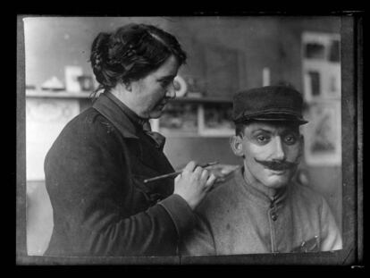 Exposició sobre les màscares al CCCB de Barcelona. Anna Coleman Ladd retocanr la màscara del senyor Caudron el 1918.