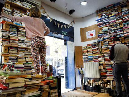 Entrada de Tuuulibrería (Covarrubias, 38), donde el cliente decide cuánto paga por los libros que se lleva.