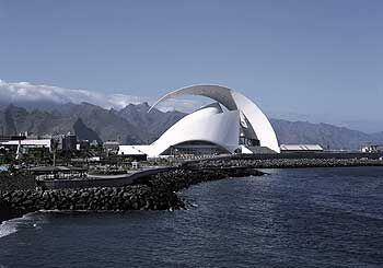 El auditorio de  Calatrava redibuja con una ola de hormigón el perfil costero de Santa Cruz de Tenerife.