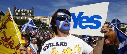 Un manifestante participa en una manifestaci&oacute;n a favor de la idnependencia de Escocia en Edimburgo.