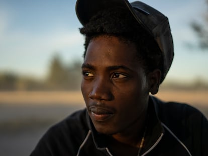 Alexander Lundi, un migrante haitiano de 23 años, retratado en el campamento instalado en Ciudad Acuña (México), el 22 de septiembre de 2021.