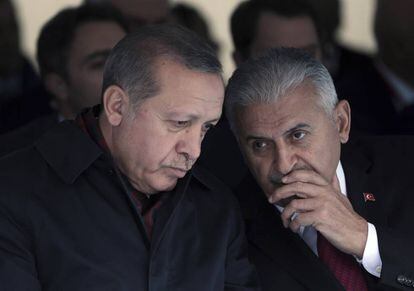El presidente turco Tayyip Erdogan (izq.), con el primer ministro Binali Yildirim, el pasado sábado en Ankara.