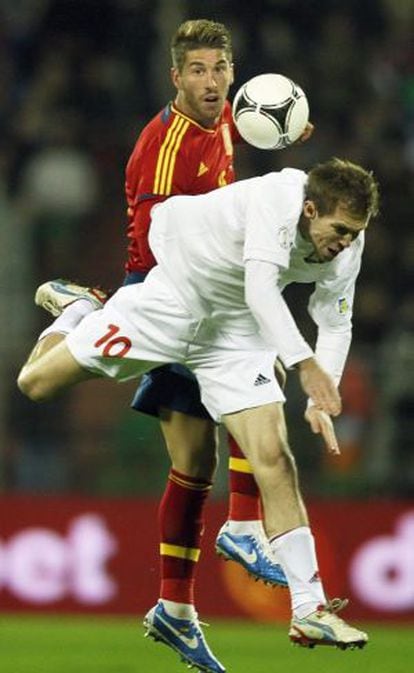 Sergio Ramos disputa el balón con Hleb durante el partido ante Bielorrusia.