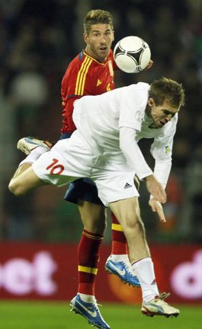 Sergio Ramos disputa el bal&oacute;n con Hleb durante el partido ante Bielorrusia.