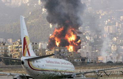 Columna de fuego junto al aeropuerto de Beirut tras un ataque israelí el 14 de julio de 2006.