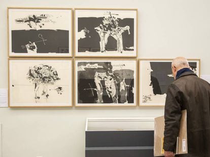 Un hombre contempla obras de Manolo Millares, en la Academia de Bellas Artes de San Fernando, en Madrid.