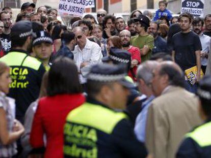 Protesta vecinal por un desahucio en Madrid