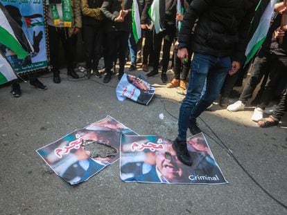 Estudiantes palestinos pisotean carteles con la imagen del ministro israelí de Seguridad, Ben Gavier, en una protesta en Gaza contra la reunión entre israelíes y palestinos en Aqaba, Jordania, el 26 de febrero de 2023.