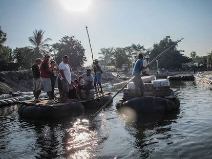 Comerciantes en el río Suchiate en la frontera entre México y Guatemala