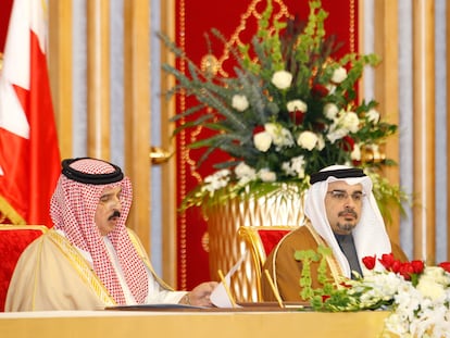 El rey de Bahrein,  Hamad Bin Isa al Jalifa  y, a la derecha, su hijo, el príncipe heredero Salmán bin Hamad al Jalifa, en Sakhir en 2012.