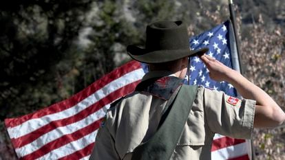 Un niño de los Boy Scouts en el Juramento a la bandera durante la ceremonia del Día de los veteranos en Wrightwood, California, en una imagen de archivo.