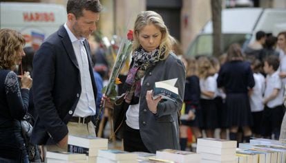 Una pareja en una de las paradas de libros de Sant Jordi.