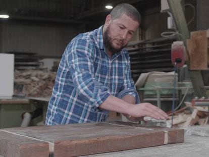 Najib Aarass, artesano de la red de Hannun, trabaja con una pieza de madera en su taller de Rubí, Barcelona. 