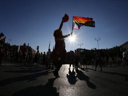 Una persona ondea la bandera arcoíris durante una marcha del Orgullo en Madrid.