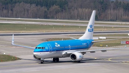 Un avión de KLM, en pista.