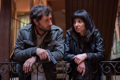 Raúl Fernández como Roberto y Marian Álvarez como Miriam en una escena de la segunda temporada.