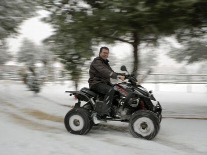 Francisco Granados montando en <i>quad,</i> una de sus grandes aficiones, el viernes en Valdemoro.