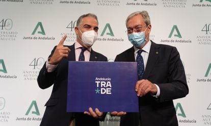 El portavoz del Gobierno andaluz, Elías Bendodo, y el consejero de Transformación Económica, Rogelio Velasco, durante la presentación de la creación de la agencia TRADE el 3 de agosto.
