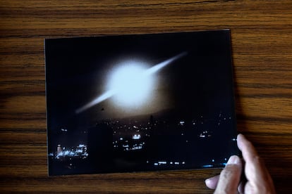 Foto tomada por un turista en Maspalomas en 1975. Ballester Olmos demostró que la luz se debió al lanzamiento de un misil estadounidense.