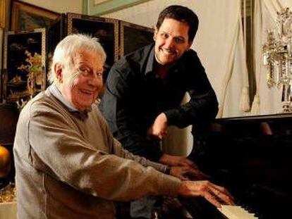 Mariano Mores al piano, junto a su nieto Gabriel