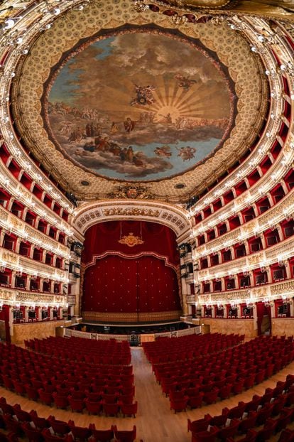 Teatro San Carlo (Nápoles, Italia). Disfrutar de una velada en el teatro de la ópera más grande de Italia es una experiencia mágica. Aunque el edificio original de 1737 se quemó en 1816, la reconstrucción del siglo XIX, obra de Antonio Niccolini, es un dechado de opulencia. De no poder asistir a uno de sus espectáculos, puede servir un circuito guiado que pasa por los vestíbulos, el elegante salón principal y el palco real. A su lado está el Memus, el museo y archivo histórico de San Carlo. El teatro está declarado patrimonio mundial por la Unesco, y es el teatro de ópera más antiguo en activo. 