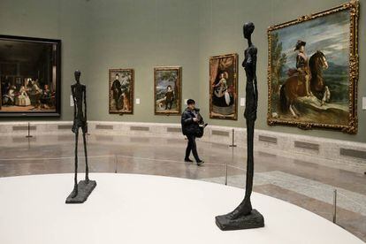 'Hombre que camina II' y 'Mujer grande', de Alberto Giacometti, en la sala de 'Las meninas' del Museo del Prado, en Madrid.