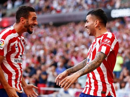 Koke y Correa celebran el segundo gol del argentino al Girona.