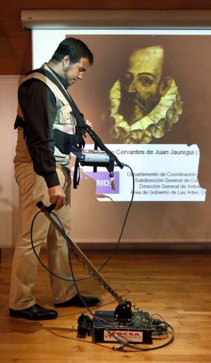 Un operario muestra el funcionamiento del georradar que se usar&aacute; para buscar los restos de Cervantes.