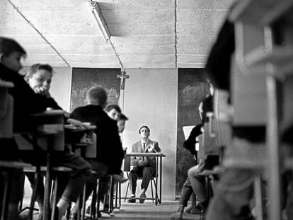 Un aula del colegio Tajamar, en el barrio madrileño de Vallecas, en junio de 1959.
