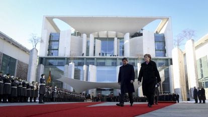 La canciller alemana, Angela Merkel, recibe con honores militares al primer ministro turco, Ahmet Davutoglu, este viernes en Berl&iacute;n. 