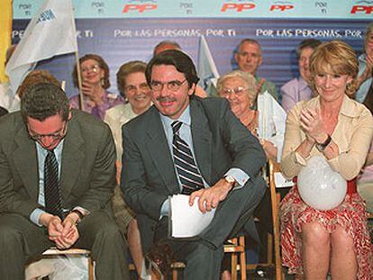 José María Aznar, con Alberto Ruiz-Gallardón y Esperanza Aguirre, en el mitin de ayer en Carabanchel.