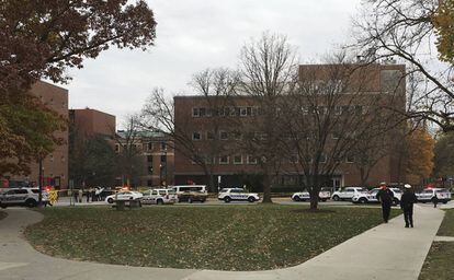 La policia acordona el campus de la universitat d'Ohio.